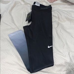 NWT Nike Pro Hyperwarm leggings - Size M